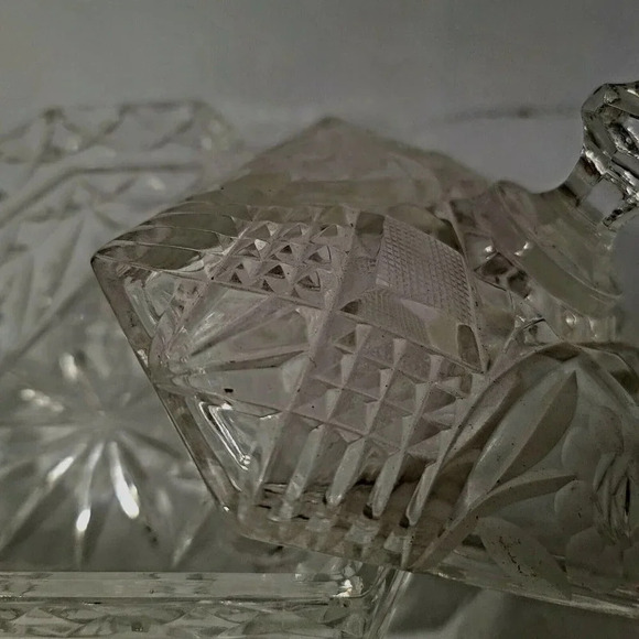 VINTAGE ELEGANT TRI-FOOTED CRYSTAL GLASS CANDY DISH WITH ORNATE TALL SPIRED LID - Picture 5 of 6